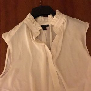 Sleeveless blouse with ruffle collar
